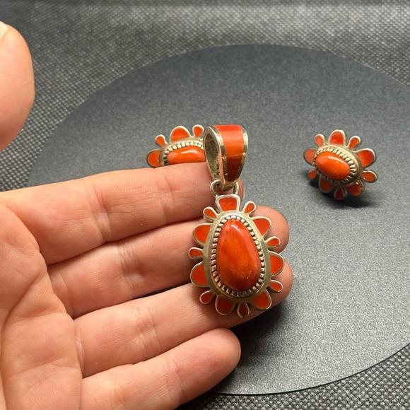 Vernon Huskie pendant and earrings - Picture 3 of 5